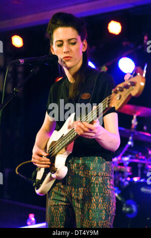 Berlin, Deutschland. 6. Februar 2014. Australische Kat Frankie führt mit der deutschen pop-Band Me and My Drummer in HO Berliner Projektraum in Berlin, Deutschland, 6. Februar 2014. Foto: Jason Harrell/Dpa/Alamy Live News Stockfoto