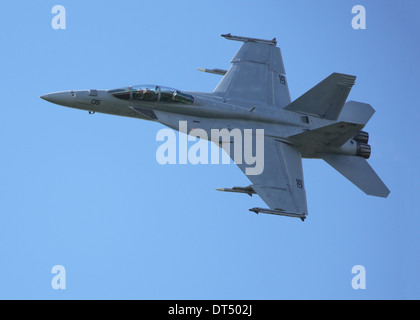 Boeing F/A-18E/F Super Hornet USAF Kampfjet fliegen auf der Farnborough International Airshow 2012 Stockfoto
