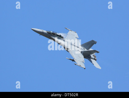 Boeing F/A-18E/F Super Hornet USAF Kampfjet fliegen auf der Farnborough International Airshow 2012 Stockfoto