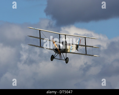 Sopwith Dreidecker ersten Weltkrieg Kämpfer Flugzeuge Replik fliegen bei Dunsfold "Flügel und Räder" Airshow Stockfoto