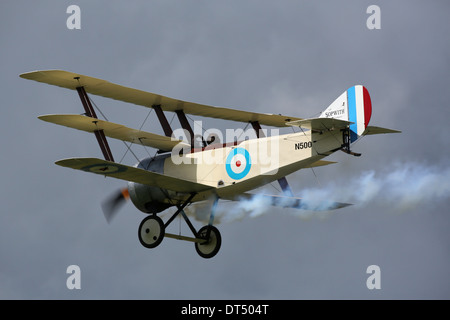 Sopwith Dreidecker ersten Weltkrieg Kämpfer Flugzeuge Replik fliegen bei Dunsfold "Flügel und Räder" Airshow Stockfoto