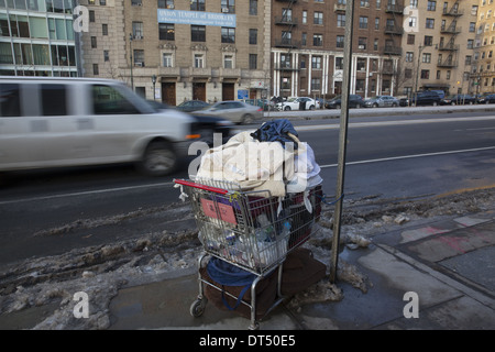 Shopping Auto mit Besitz eines obdachlosen Menschen angekettet an einen Pfahl auf Eastern Parkway, Brooklyn, NY Stockfoto