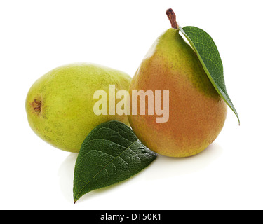 Birnen mit grünen Blättern, die isoliert auf weißem Hintergrund. Closeup. Stockfoto