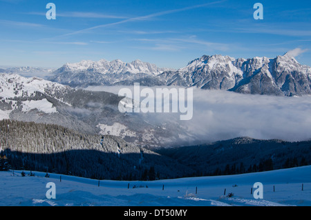Alpine Winterscapes eine niedrige Clound decken das Alpental am hellen Tag Stockfoto