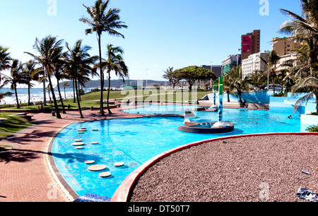 DURBAN, Südafrika - 8. Februar 2014: leuchtend blauen Swimmingpool am Strand in Durban in Südafrika Stockfoto