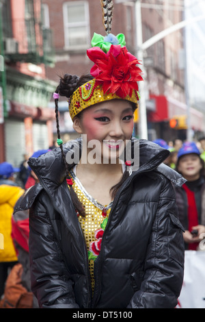 Bunt gekleidete Teenagerin bereit, in die chinesische neues Jahr-Parade in New York City zu marschieren. Stockfoto