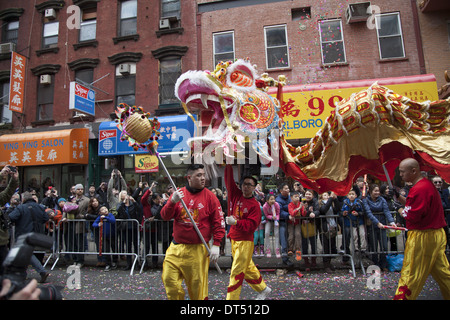 Dragon-Tänzer sind ein Highlight der chinesischen Neujahrsparade in Chinatown in New York City. Stockfoto