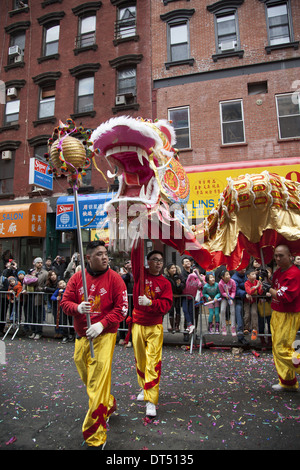 Dragon-Tänzer sind ein Highlight der chinesischen Neujahrsparade in Chinatown in New York City. Stockfoto