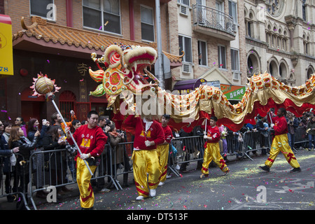 Dragon-Tänzer sind ein Highlight der chinesischen Neujahrsparade in Chinatown in New York City. Stockfoto
