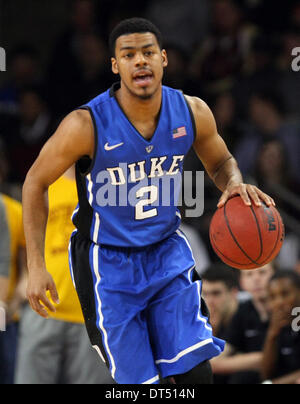 Chestnut Hill, Massachusetts, USA. 8. Februar 2014. 8. Februar 2014; Duke Blue Devils guard Quinn Cook (2) mit den Ball während der NCAA Basketball-Spiel zwischen dem Duke Blue Devils und Boston College Eagles im Conte Forum. Duke besiegt Boston College 89-68. Anthony Nesmith/CSM/Alamy Live-Nachrichten Stockfoto
