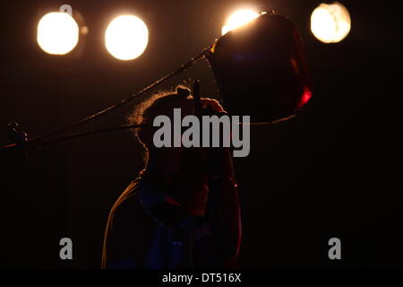 Premchand Rangasala, Patna, Bihar, Indien, 9. Februar 2014. Baul Fakire, die internationalen Sufi-Sänger aus Westbengalen begeistern Publikum Premchand Rangasala während der abschließenden Nacht der erste Sufi Sutra-Festival am Winterabend für den "Weltfrieden". Bildnachweis: Rupa Ghosh/Alamy Live-Nachrichten. Stockfoto