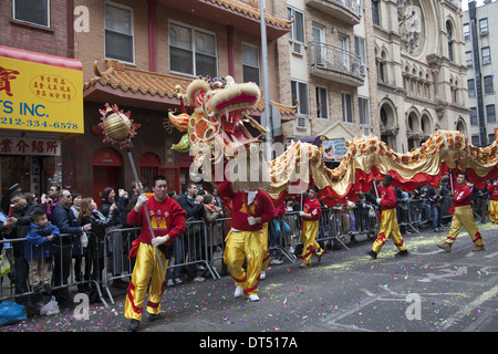 Dragon-Tänzer sind ein Highlight der chinesischen Neujahrsparade in Chinatown in New York City. Stockfoto