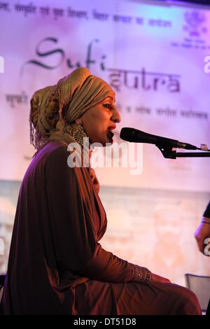 Premchand Rangasala, Patna, Bihar, Indien, 9. Februar 2014. Radient Archadia, die alle internationalen Sängern Frauengruppe aus Dänemark begeistert Publikum bei Premchand Rangasala während der abschließenden Nacht der erste Sufi Sutra-Festival am Winterabend für den "Weltfrieden". Bildnachweis: Rupa Ghosh/Alamy Live-Nachrichten. Stockfoto