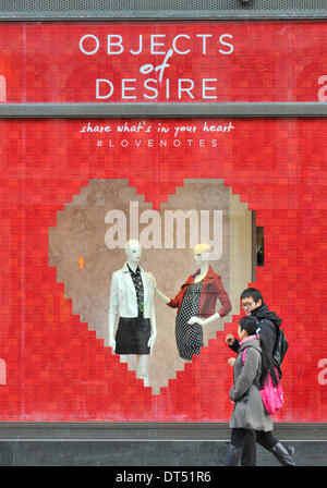 Regent Street, London, UK. 9. Februar 2014. Erraten Sie Fashion-Store, Valentinstag Themen Schaufenster in der Regent Street. Bildnachweis: Matthew Chattle/Alamy Live-Nachrichten Stockfoto