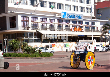 DURBAN, Südafrika - 8. Februar 2014: Ricksha Wagen steht am goldenen Meile in Durban Südafrika vor hotel Stockfoto