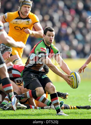 Twickenham, London, UK. 9. Februar 2014. Rugby Union. Aviva Premiership Rugby. Karl Dickson der Harlequins löscht den Ball während der Aviva Premiership Harlekine und London Wasps in Twickenham Stoop am 9. Februar 2014 in Twickenham, England zusammenpassen. Bildnachweis: Aktion Plus Sport/Alamy Live-Nachrichten Stockfoto