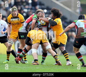 Twickenham, London, UK. 9. Februar 2014. Rugby Union. Aviva Premiership Rugby. Jordan Turner-Halle des Harlekins in Angriff genommen während der Aviva Premiership Harlekine und London Wasps in Twickenham Stoop am 9. Februar 2014 in Twickenham, England zusammenpassen. Bildnachweis: Aktion Plus Sport/Alamy Live-Nachrichten Stockfoto