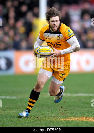 Twickenham, London, UK. 9. Februar 2014. Rugby Union. Aviva Premiership Rugby. Elliot Daly von London Wasps in Aktion während der Aviva Premiership Spiel zwischen Harlekine und London Wasps in Twickenham Stoop am 9. Februar 2014 in Twickenham, England. Bildnachweis: Aktion Plus Sport/Alamy Live-Nachrichten Stockfoto