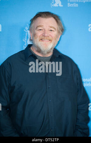 Berlin, Deutschland. 9. Februar 2014.   John Michael McDonagh präsentiert den neuen Film "KALVARIENBERG" in der 64. Filmfestspiele Berlinale mit Brendan Gleeson.  Goncalo Silva/Alamy Live-Nachrichten Stockfoto