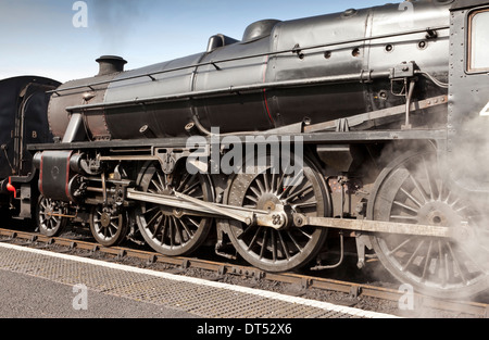 Ein Dampfzug, die zunehmenden Dampf von einer Station abfahrbereit Stockfoto