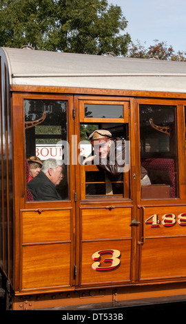 Ein amerikanischer Mann in vierziger Jahre militärische einheitliche Blick aus einem Eisenbahnwagen Fenster öffnen Stockfoto