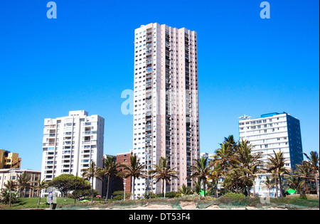 DURBAN, Südafrika - 8. Februar 2014: Hochhaus Wohngebäude auf der Golden Mile Strand in Durban in Südafrika Stockfoto