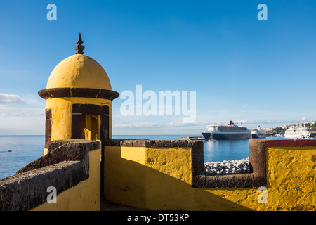 Fort Sao Tiago, Funchal, Madeira, mit dem Kreuzfahrtschiff Queen Mary 2 im Hintergrund. Stockfoto