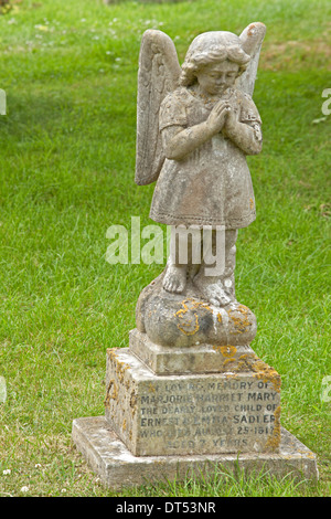 Statue eines betenden Engels in St Mary Chuchyard, Cholsey, Oxfordshire, England, Großbritannien, Vereinigtes Königreich. Stockfoto