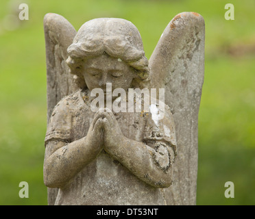 Statue eines betenden Engels in St Mary Chuchyard, Cholsey, Oxfordshire, England, Großbritannien, Vereinigtes Königreich. Stockfoto