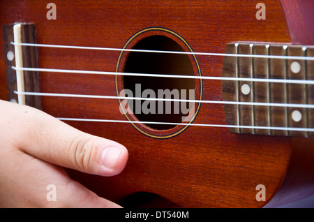 die Hand von Kindern zum spielen Ukulele Stockfoto