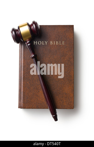 Draufsicht der Richterhammer auf die Heilige Schrift auf weißem Hintergrund Stockfoto