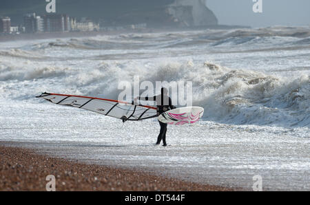 Ein Windsurfer kämpfen gegen die Wellen Gezeiten-Mühlen Strand Newhaven heute weiterhin als Stürme der South Coast of Britain Teig Stockfoto