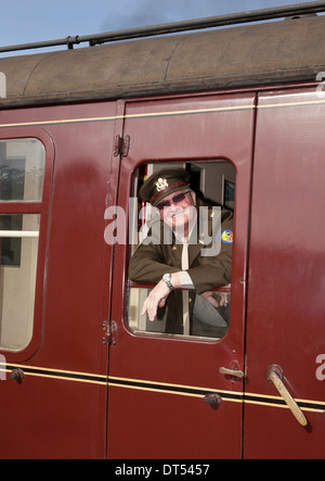 Ein Mann aus einem Zugfenster in den 1940er Jahren Militäruniform gelehnt Stockfoto