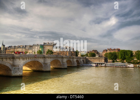 Die Brücken von Paris entlang der Seine Stockfoto