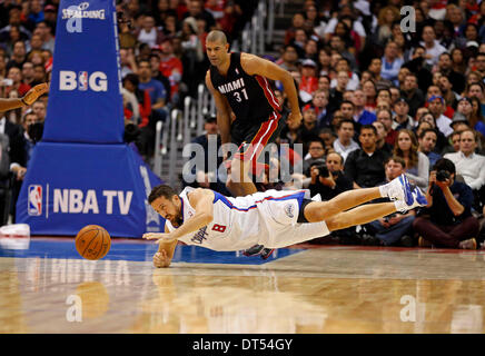 Los Angeles, Kalifornien, USA. 5. Februar 2014. Hedo Turkoglu Nr. 8 von den Los Angeles Clippers taucht für den Basketball in der NBA-Spiel zwischen den Los Angeles Clippers und die Miami Heat im Staples Center in Los Angeles, Kalifornien. Charles Baus/CSM/Alamy Live-Nachrichten Stockfoto