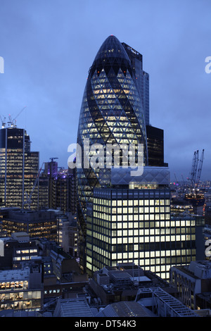 Die Gurke Gebäude, City of London, Dämmerung Stockfoto