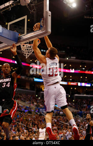 Los Angeles, Kalifornien, USA. 5. Februar 2014. Blake Griffin #32 von den Los Angeles Clippers tunkt den Ball während der NBA-Spiel zwischen den Los Angeles Clippers und die Miami Heat im Staples Center in Los Angeles, Kalifornien. Charles Baus/CSM/Alamy Live-Nachrichten Stockfoto
