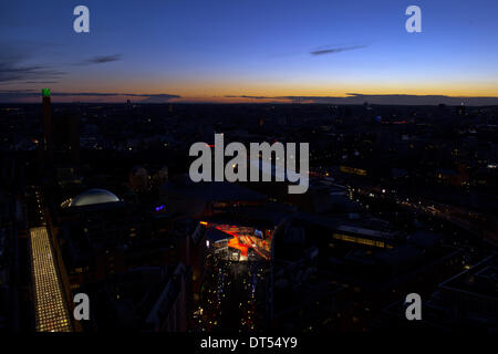 Berlin, Deutschland. 9. Februar 2014. Blick auf die beleuchtete Berlinale Palast inmitten der dunklen Stadt während die 64. jährliche Filmfestspiele Berlin, in Berlin, Deutschland, 9. Februar 2014. Die Berlinale findet vom 06 bis 16. Februar 2014. Foto: ARNO BURGI/Dpa/Alamy Live-Nachrichten Stockfoto