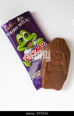 Cadbury Dairy Milk Freddo Tafel Schokolade aus Verpackung isoliert auf weißem Hintergrund Stockfoto