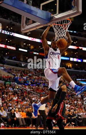 Los Angeles, Kalifornien, USA. 5. Februar 2014. DeAndre Jordan #6 von den Los Angeles Clippers tunkt die Basketball in der NBA-Spiel zwischen den Los Angeles Clippers und die Miami Heat im Staples Center in Los Angeles, Kalifornien. Charles Baus/CSM/Alamy Live-Nachrichten Stockfoto