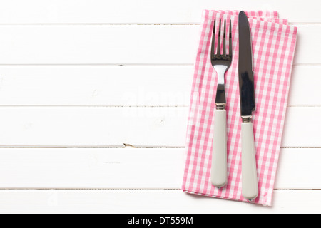 Draufsicht der Gabel und Messer auf karierte Serviette Stockfoto