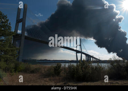 Savannah, Georgia, USA. 8. Fen, 2014. Ein Lager-Feuer im Hafen von Savannah schickt schwarzen Rauch über die Talmadge-Brücke in Savannah, Georgia, USA, auf Samstag, 8. Februar 2014. Feuerwehr arbeitete enthalten und löschen das Feuer, das an des Ports Ocean Terminal nicht weit von der Innenstadt Savannah ausgebrochen. Bildnachweis: JT Blatty/Alamy Live-Nachrichten Stockfoto