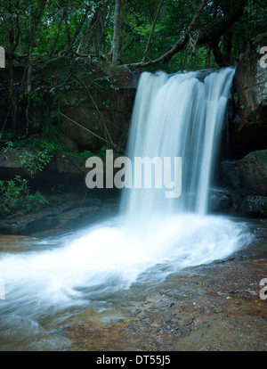 Ein Blick auf einen schönen Wasserfall am Kbal Spean, Kambodscha. Stockfoto