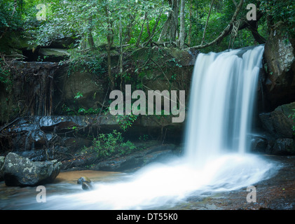 Ein Blick auf einen schönen Wasserfall am Kbal Spean, Kambodscha. Stockfoto