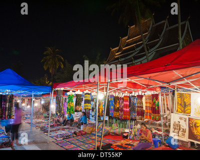 Ein Blick auf die waren und Souvenirs zum Verkauf auf dem Nachtmarkt in Luang Prabang, Laos. Stockfoto