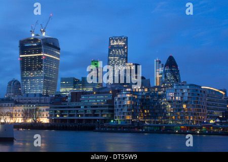 City of London neue Skyline mit "Walkie-Talkie" "Käsereibe" und "Gherkin" in der Nacht Dämmerung Abenddämmerung London England UK Stockfoto