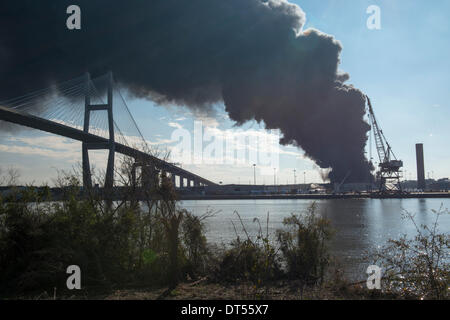 Savannah, Georgia, USA. 8. Fen, 2014. Ein Lager-Feuer im Hafen von Savannah schickt schwarzen Rauch über die Talmadge-Brücke in Savannah, Georgia, USA, auf Samstag, 8. Februar 2014. Feuerwehr arbeitete enthalten und löschen das Feuer, das an des Ports Ocean Terminal nicht weit von der Innenstadt Savannah ausgebrochen. Bildnachweis: JT Blatty/Alamy Live-Nachrichten Stockfoto