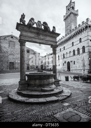 Der Palazzo Comunale und der alte Brunnen auf dem Platz Piazza Grande, Montepulciano, Toskana. Stockfoto