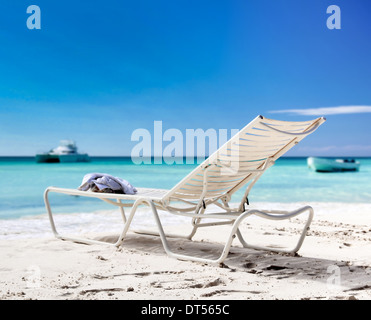 Chaiselongue am tropischen Strand Stockfoto