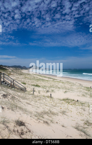 Lighthouse Beach mit Leuchtturm in Ferne und Sanddünen im Vordergrund Seal Rocks New South Wales NSW Australia Stockfoto